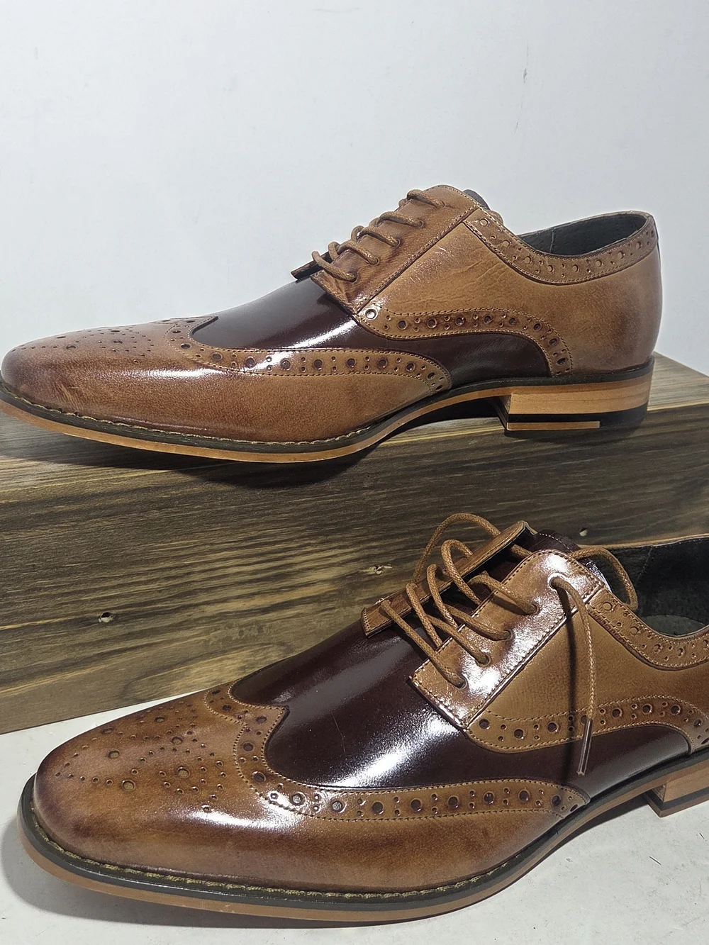 Stacy Adams Men’s Two-Tone Wingtip Oxford Dress Shoes – Brown/Cognac (Size 9.5M)